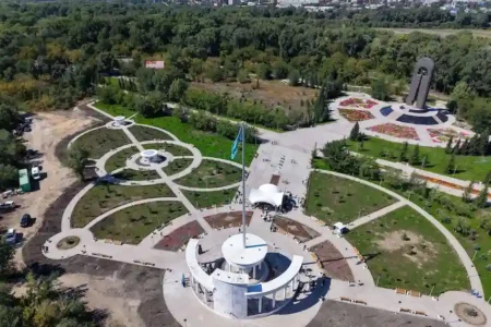 «Абайға құрметтің» алғашқы нысаны: Семейде Рәміздер алаңы ашылды